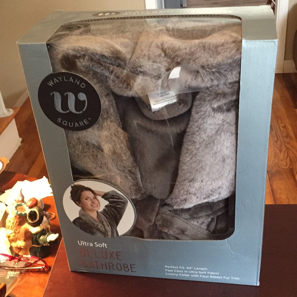 Ultra soft deluxe bathrobe. One size gray color🌷